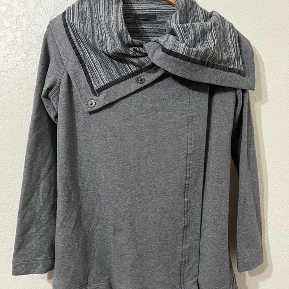 ❄️ ⛄️ Lululemon Savasana Wrap Charcoal Grey Strata Stripe Lined Sz 4 Thumbholes - Picture 3 of 9